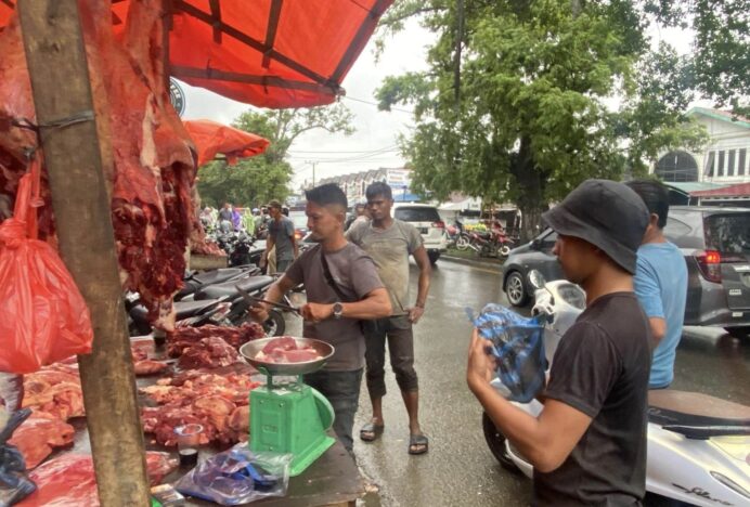 Pedagang Daging Simpang Keutapang Dua Keluhkan Harga Pasar Murah