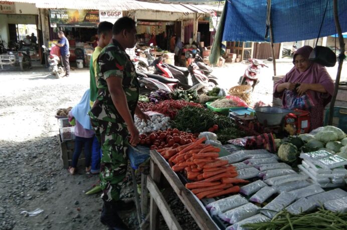 Babinsa Koramil 17/ Jantho Awasi Harga Bahan Pokok Demi Kepentingan Warga