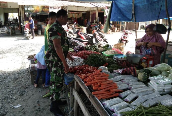 Babinsa Koramil 17/ Jantho Awasi Harga Bahan Pokok Demi Kepentingan Warga