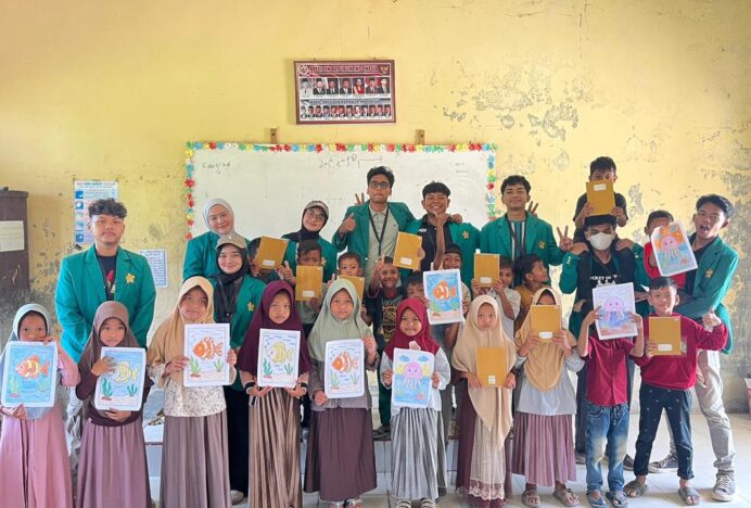 Mahasiswa FISIP USK Salurkan 100 Paket Perlengkapan Sekolah untuk Siswa Terdampak Banjir di Langkahan