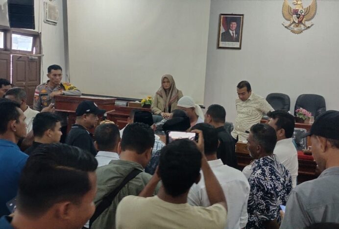 Tampung Aspirasi Pengunjuk Rasa Diruang Paripurna, DPRK Bireuen Sepakat Turun Langsung ke Titik Pengungsian