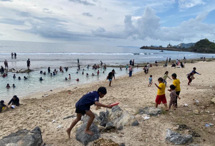 Jelang Ramadhan, Wisata Pantai Lhoknga Diserbu Pengunjung