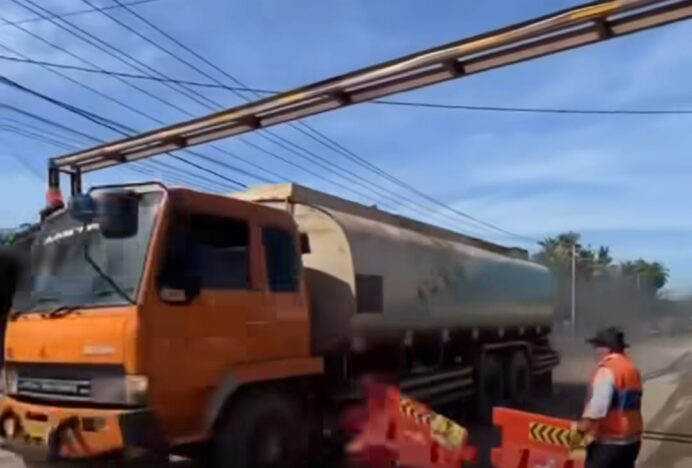 Abaikan Batas Muatan, Truk CPO Terobos Pemeriksaan di Jembatan Bailey Kuta Blang