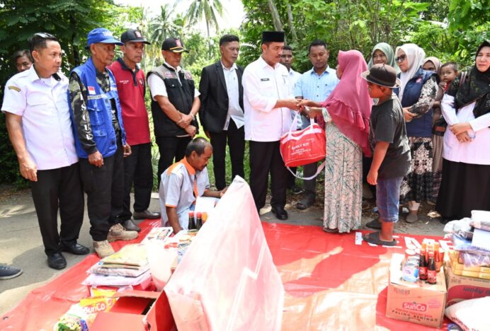 Wabup Aceh Besar Serahkan Bantuan Masa Panik untuk Korban Kebakaran di Lambiheu Siem