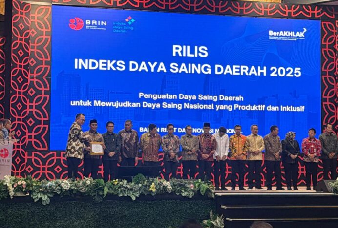 Bupati Aceh Besar Terima Penghargaan IDSD 2025