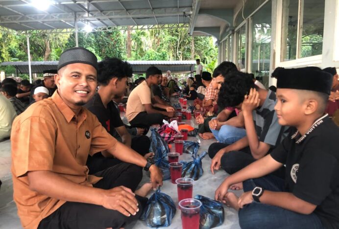 Kuah Beulangong Satukan Warga, Ratusan Masyarakat Lampanah Buka Puasa Bersama