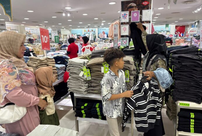 Wujudkan Kebahagiaan Lebaran, PKK Gampong Cot Lamkuweuh Ajak Anak Yatim Belanja Baju Baru