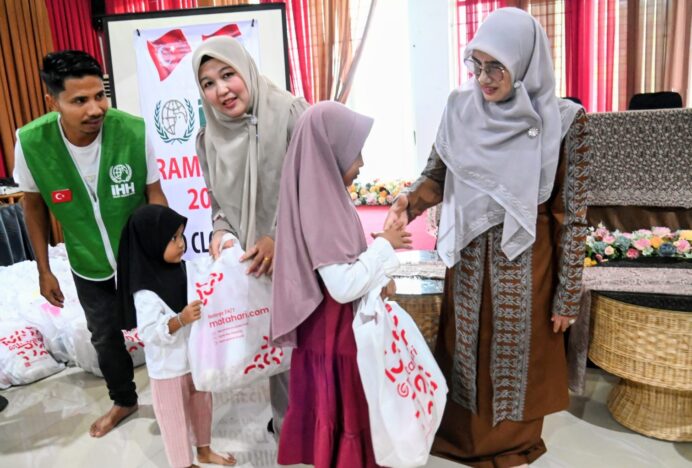 Ketua TP PKK Aceh Besar Apresiasi Kepedulian iHH Bagikan 210 Paket Baju Lebaran untuk Anak Yatim