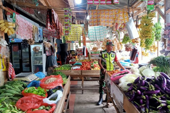 Sersan Irwandi Babinsa Posramil Darussalam Monitoring Harga Sembako di Pasar Tradisional
