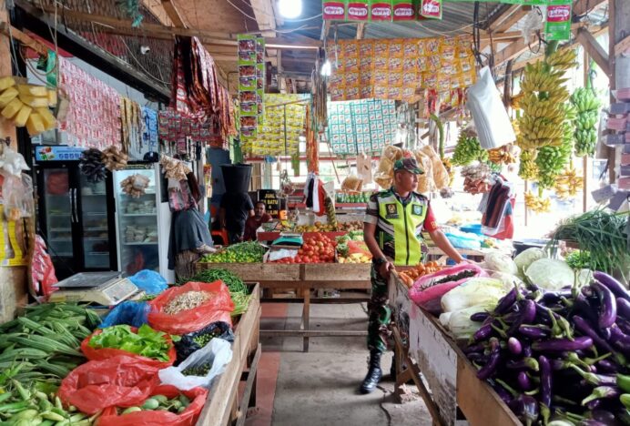Sersan Irwandi Babinsa Posramil Darussalam Monitoring Harga Sembako di Pasar Tradisional