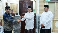 Imam Masjid Baitul Makmur Terima dari Tim Safari Ramadhan