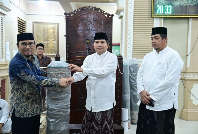 Imam Masjid Baitul Makmur Terima dari Tim Safari Ramadhan