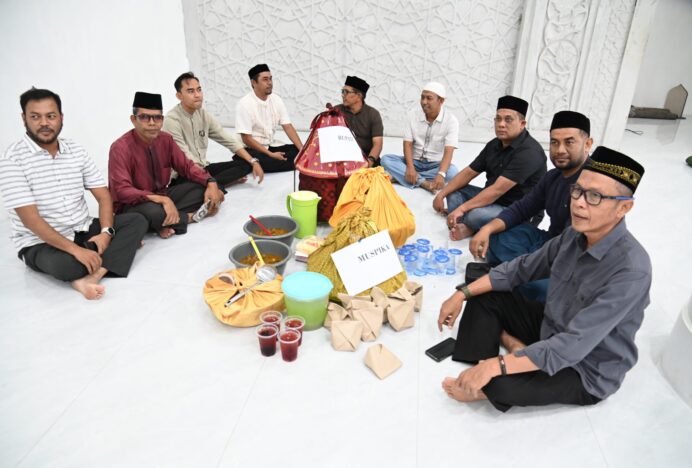 Camat Peukan Bada Ikut Berbuka Puasa Bersama Masyarakat di Lam Manyang