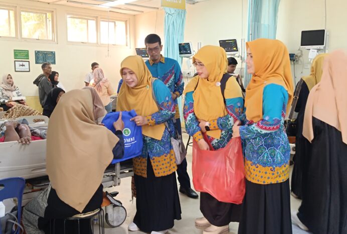 PGMNI Aceh Bagikan 320 Paket Berbuka untuk Abang Becak, Pasien dan Nakes RSUZA
