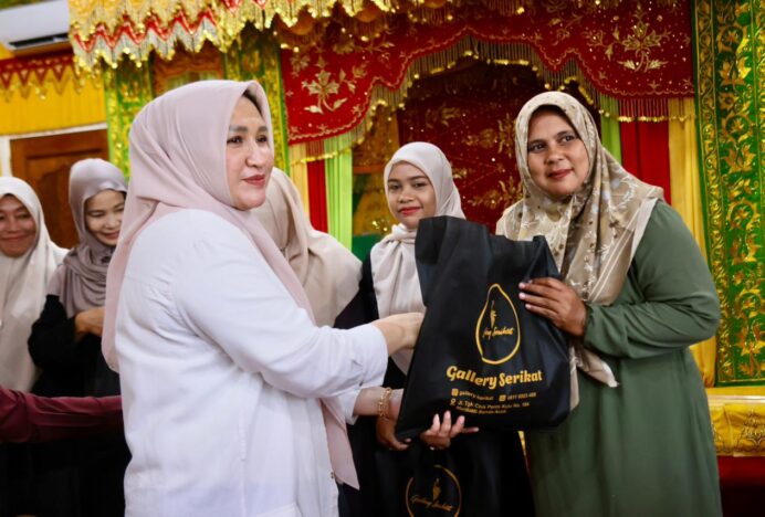 Yayasan Halimon Al-Asyi Serahkan Santunan Baju Lebaran dan Sembako untuk Inong Balee Aceh Rayeuk