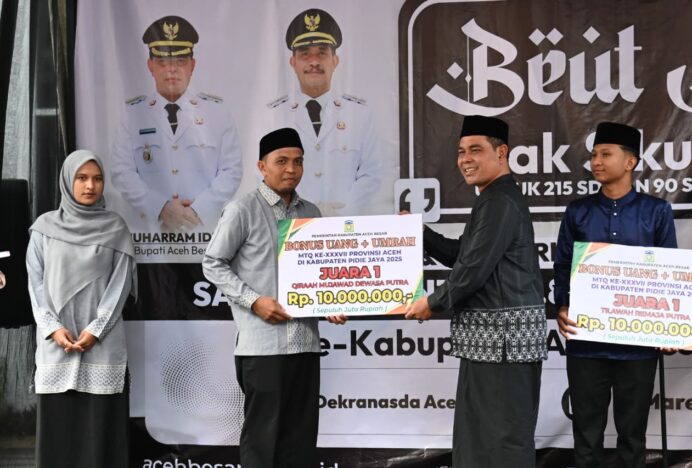 Bupati Aceh Besar Serahkan Bonus Uang dan Hadiah Umrah untuk Peraih Juara MTQ Provinsi Aceh