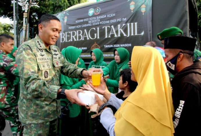 Personel Kodim 0101/KBA dan Persit Warnai Ramadhan dengan Berbagi di Jantung Kota Banda Aceh