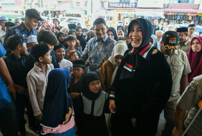 Wali Kota Banda Aceh Illiza dan Wawalkot Afdhal Ajak Ratusan Anak Yatim Belanja Lebaran di Pasar Atjeh