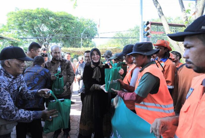 Wali Kota Banda Aceh Serahkan Bingkisan Lebaran Bank Aceh untuk 636 Pasukan Oranye