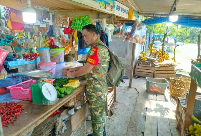 Jaga Stabilitas Ekonomi Warga, Babinsa Montasik Monitoring Harga Bahan Pokok