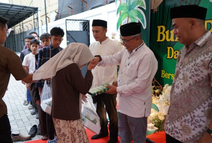 Asisten I Sekda Aceh Besar Bersama Bank Aceh Syariah Jantho Serahkan Santunan Anak Yatim