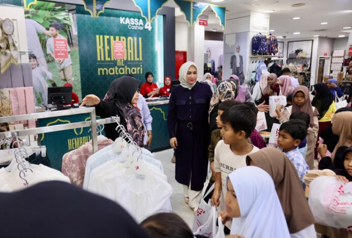 Istri Gubernur Ajak Anak yatim Berbelanja Baju Lebaran di Plaza Aceh