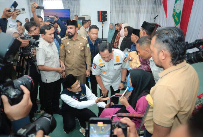 Wagub Aceh Bersama Mendagri dan Mensos Serahkan Bantuan untuk Korban Bencana Aceh Timur