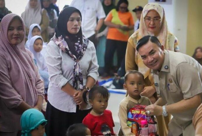 Salim Fakhry Serahkan Bantuan Perlengkapan Sekolah bagi Siswa Terdampak Banjir di Agara