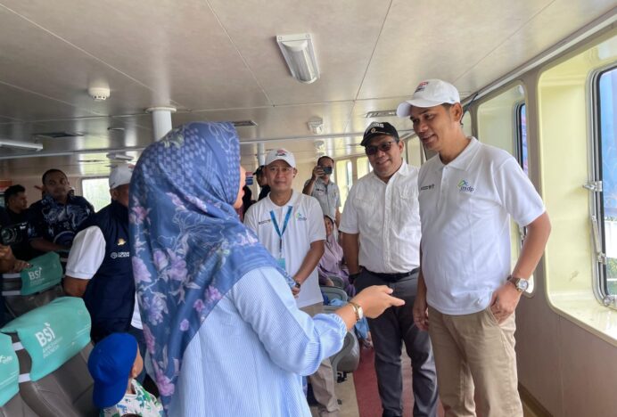 Sekda Aceh Sapa Pemudik di KMP Aceh Hebat 2