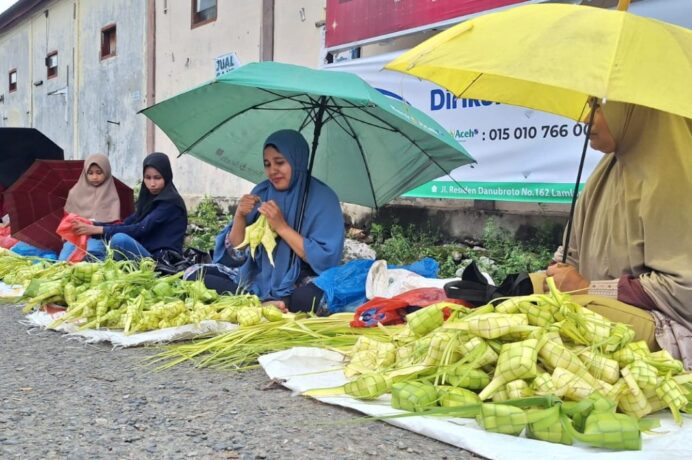 Pedagang Daun Ketupat Musiman Ramai Jelang Idul Fitri di Aceh Besar