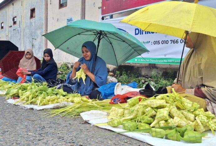 Pedagang Daun Ketupat Musiman Ramai Jelang Idul Fitri di Aceh Besar