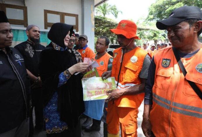 Wali Kota Illiza Serahkan Zakat Baitul Mal kepada Petugas Harian Lepas Kebersihan