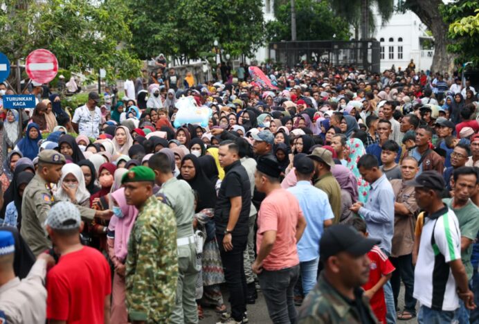 Seribuan Warga Padati Meuligoe Terima THR dari Gubernur Aceh