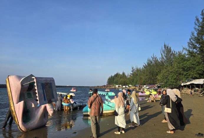 Lebaran Keempat, Pantai Ulee Lheue Banda Aceh Dipadati Pengunjung