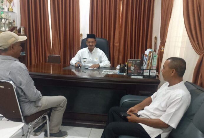 Camat Kuta Baro Langsung Layani Warga di Hari Pertama Kerja Pasca Lebaran