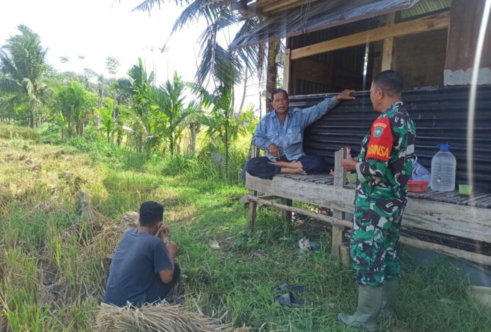 Pasca Lebaran, Babinsa Darul Imarah Komsos dengan Warga Bahas Kondisi Gampong