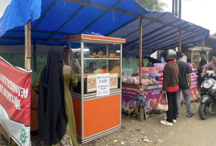 Sore Ramadhan di Simpang Lam Ateuk Dipadati Warga Berburu Takjil