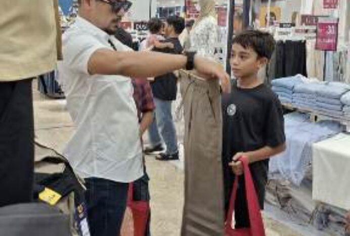 Sabur Ajak Anak Yatim Lampanah ke Mall, Belanja Baju Lebaran Suka Suka