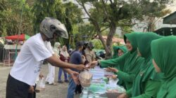 Taburkan Kebaikan di Bulan Suci, Persit KCK Cabang XXX Yonif 112/DJ Bagikan Takjil