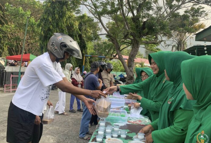 Taburkan Kebaikan di Bulan Suci, Persit KCK Cabang XXX Yonif 112/DJ Bagikan Takjil