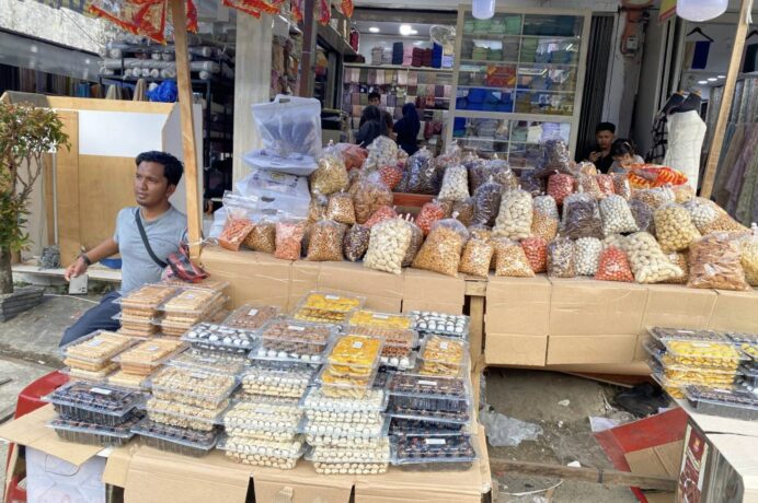 Jelang Idulfitri 1447 H, Penjualan Kue Lebaran di Pinggir Jalan Banda Aceh Kian Ramai