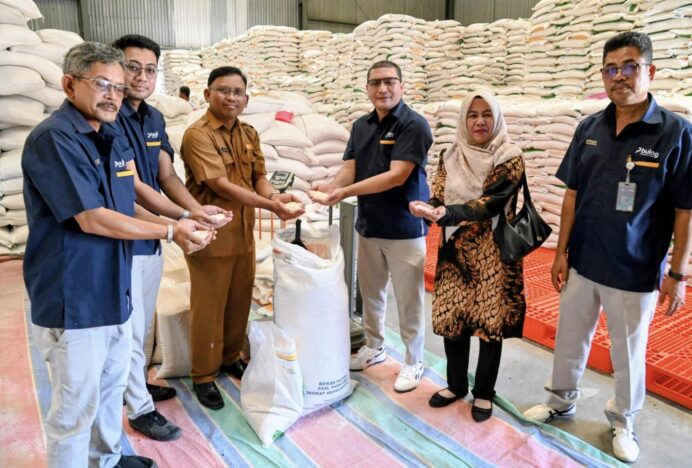 Kadis Pangan Aceh Besar Bersama Bulog Lakukan Pengecekan Stok dan Kualitas Beras