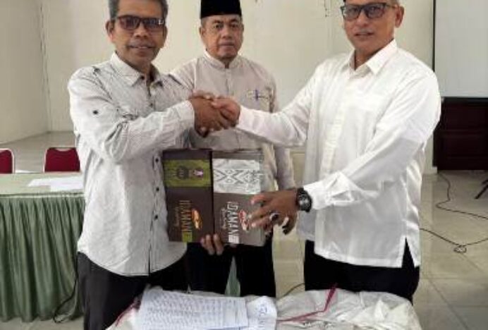 Sambut Idul Fitri, Bupati Bagikan 2.040 Ija Krong ke seluruh Imeum Chik di Aceh Besar