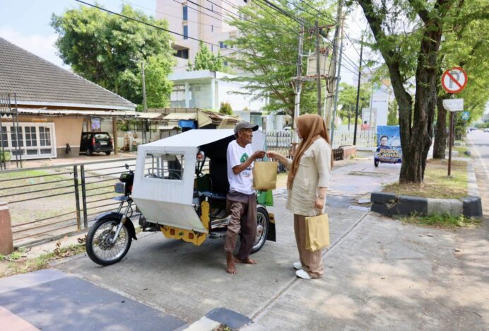 Kak Na Keliling Kota Berbagi Daging Meugang