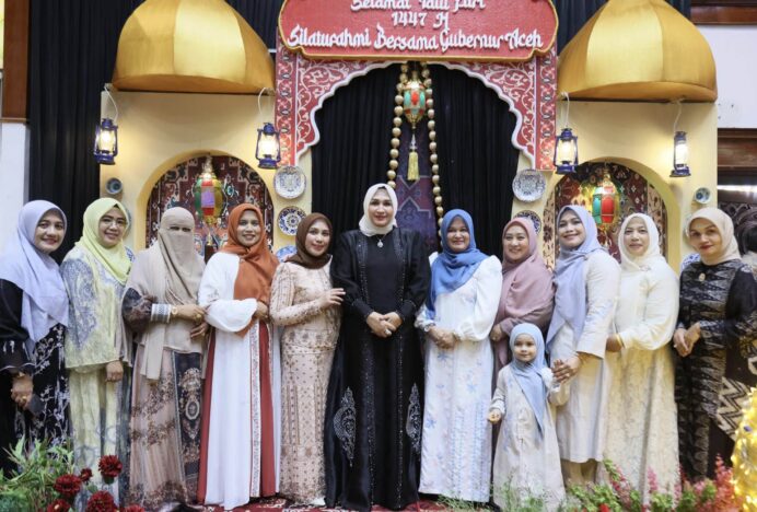 Terima Tamu Hari Raya Idul Fitri, Kak Na Ucapkan Taqabalallah Minna wa Minkum, Maaf Lahir Batin