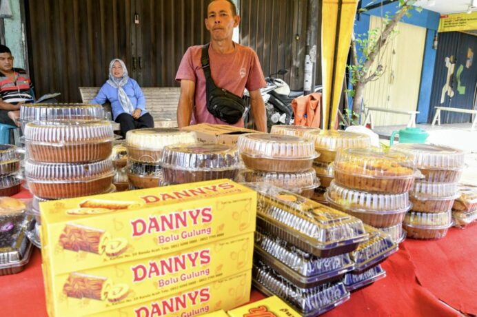 Berkah Idul Fitri, Pedagang Kue di Lambaro Raup Keuntungan Besar
