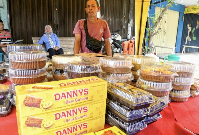 Berkah Idul Fitri, Pedagang Kue di Lambaro Raup Keuntungan Besar