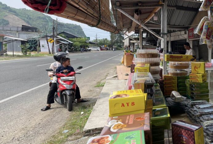 Meski Tampak Sepi, Penjualan Kue di Lampisang Naik 20 Persen Saat Lebaran