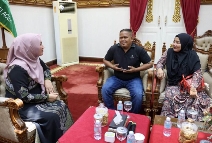 Kak Na Jamu Bang Ucok di Meuligoe Gubernur Aceh