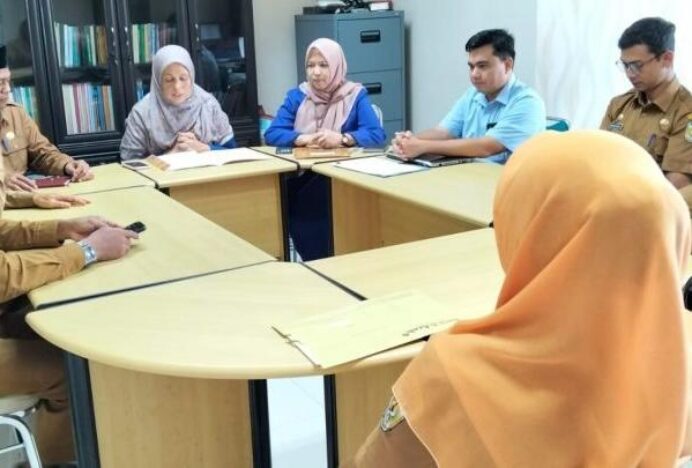 Disdukcapil Banda Aceh Serahkan DP4 ke Lamdom dan Surien